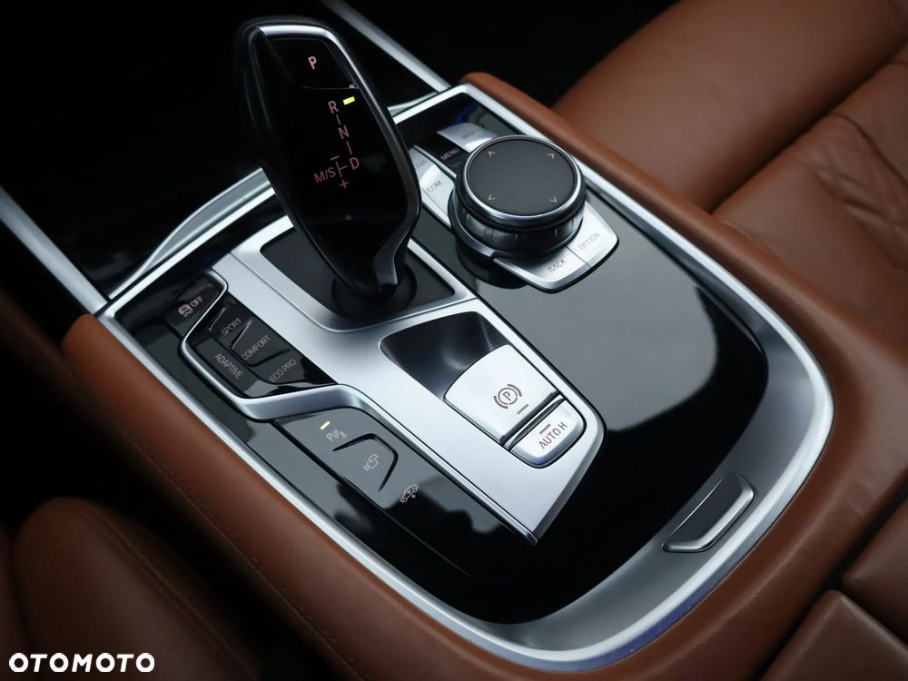 BMW Seria 7 750i xDrive sport - 32