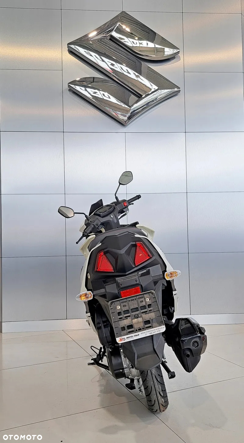 Suzuki Avenis - 9