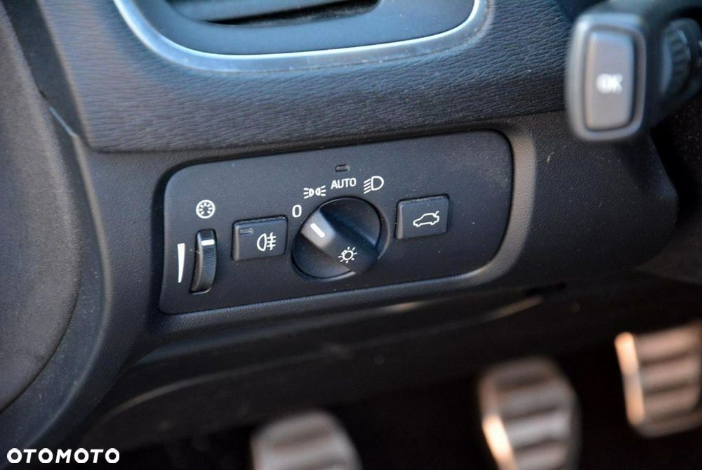 Volvo V40 T3 R-Design Momentum - 33