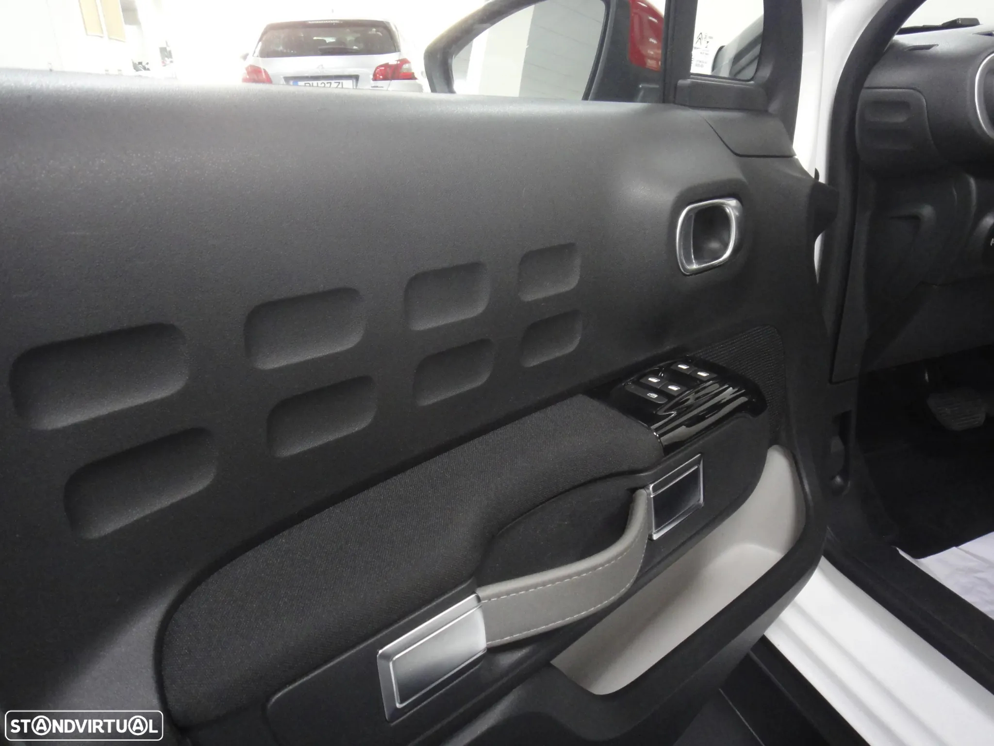 Citroën C3 1.2 PureTech Shine EAT6 - 8