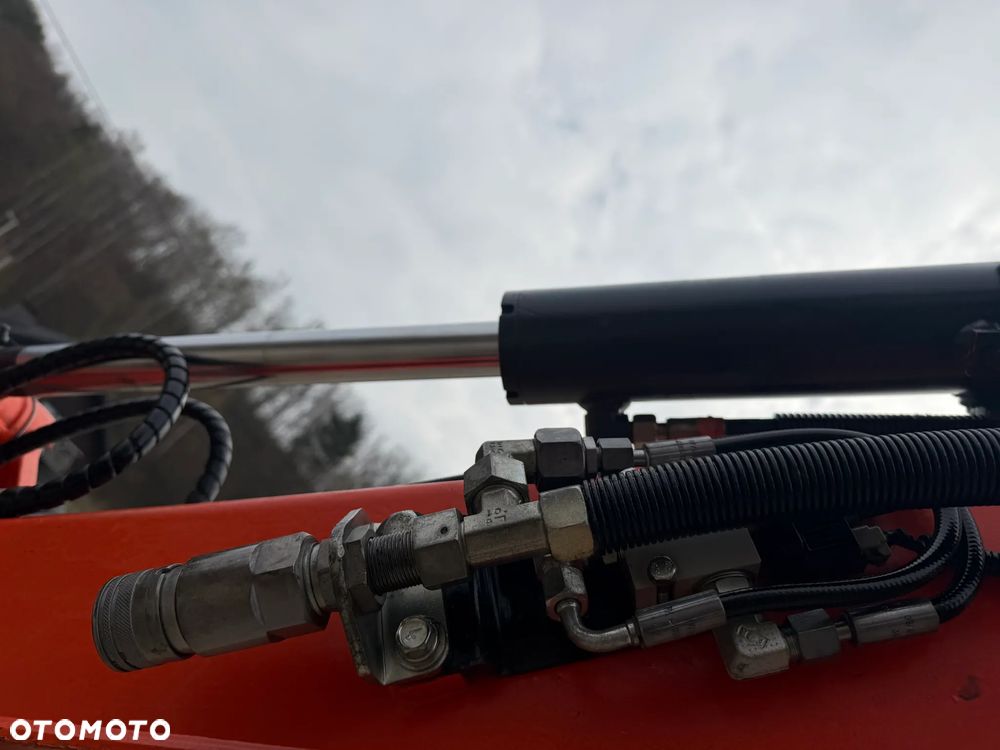 Kubota U27 Minikoparka koparka gąsienicowa 2.8 tony. jak Nówka sztuka z salonu! 2017 rok. 2200mtg. Przywieziona z Gospodarstwa Norweskiego! Zadbana Maszyna ani deka luzów i wycieków. Aktualna Dekra dokumentacja BMWT! Szybkozłącze Hydrauliczne. Szybka wolna jazda.Zamki na tłokach. Wersja Norweska!! OKAZJA - 13