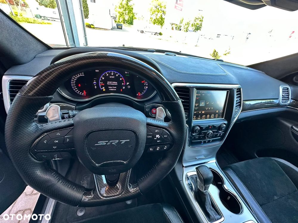 Jeep Grand Cherokee SRT8 - 9
