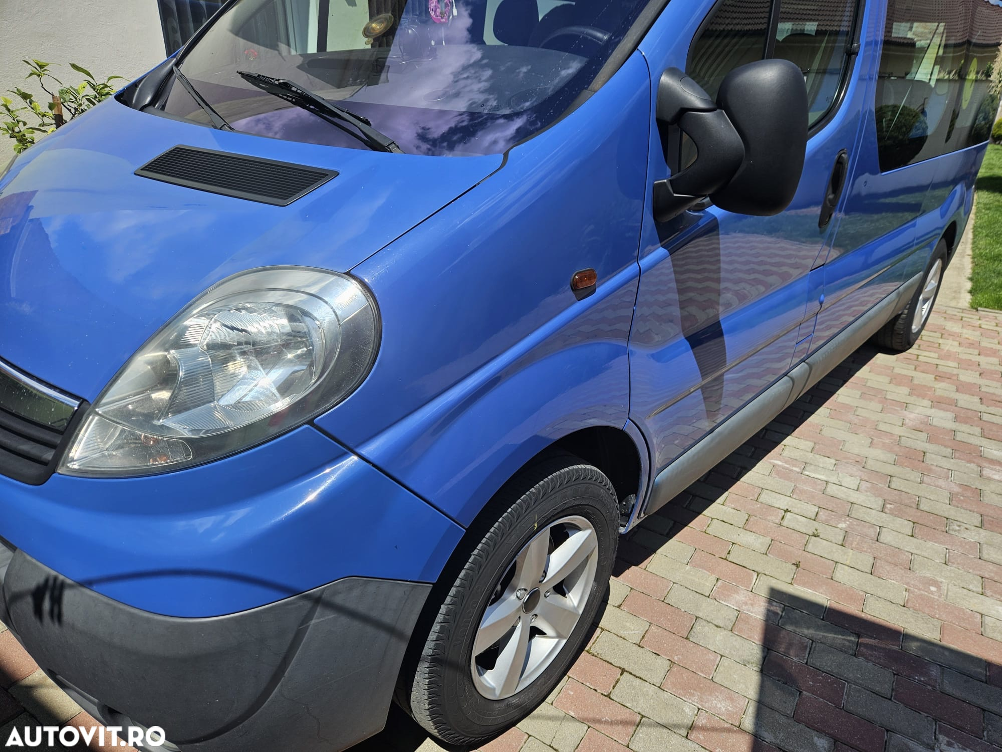 Opel Vivaro 2.5 CDTI L2H1 - 2