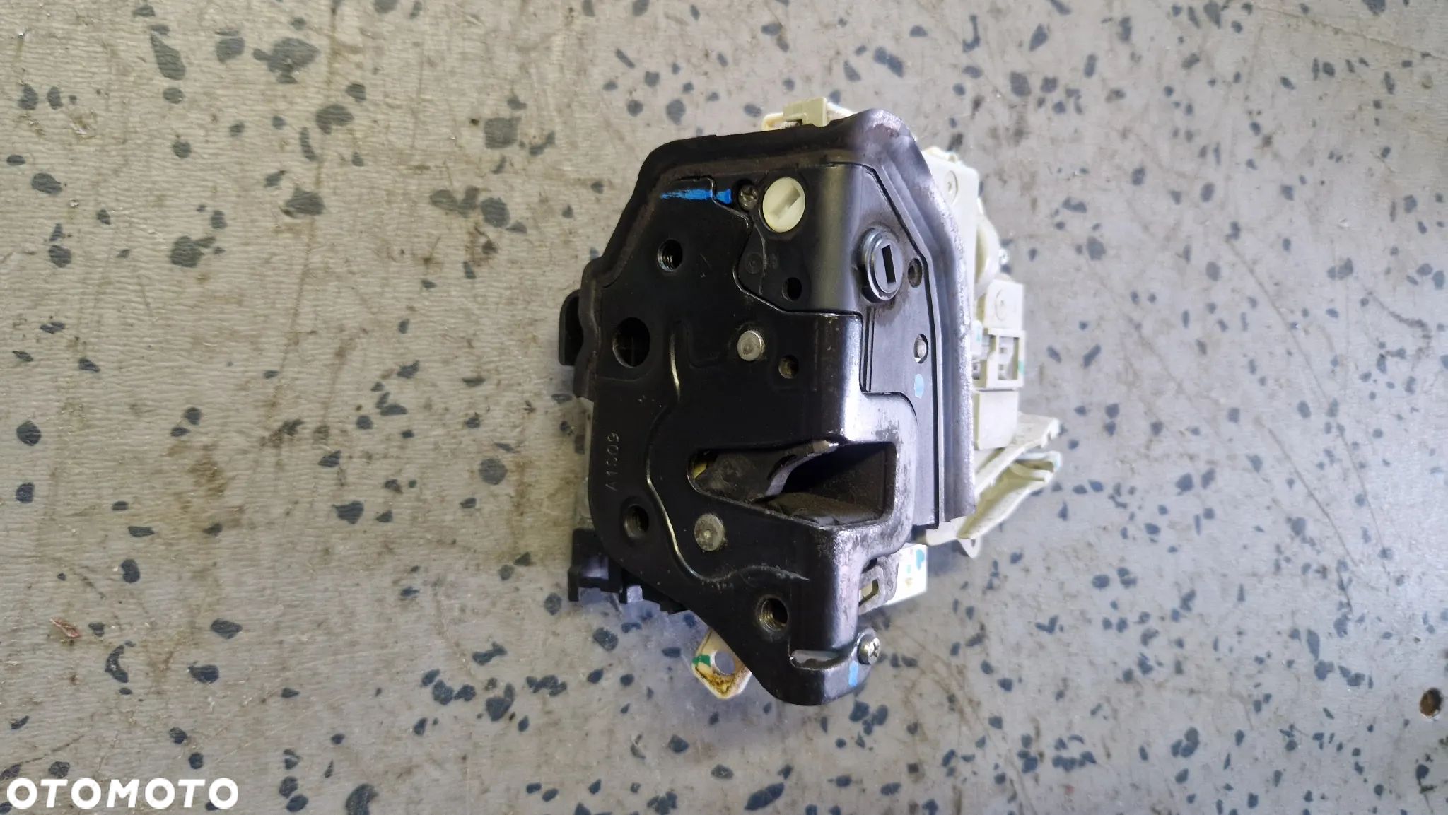 AUDI A4 B8 ZAMEK DRZWI LEWY TYŁ 8K0839015C - 1
