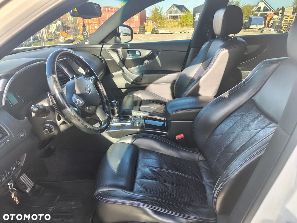 Infiniti Q70 - 10
