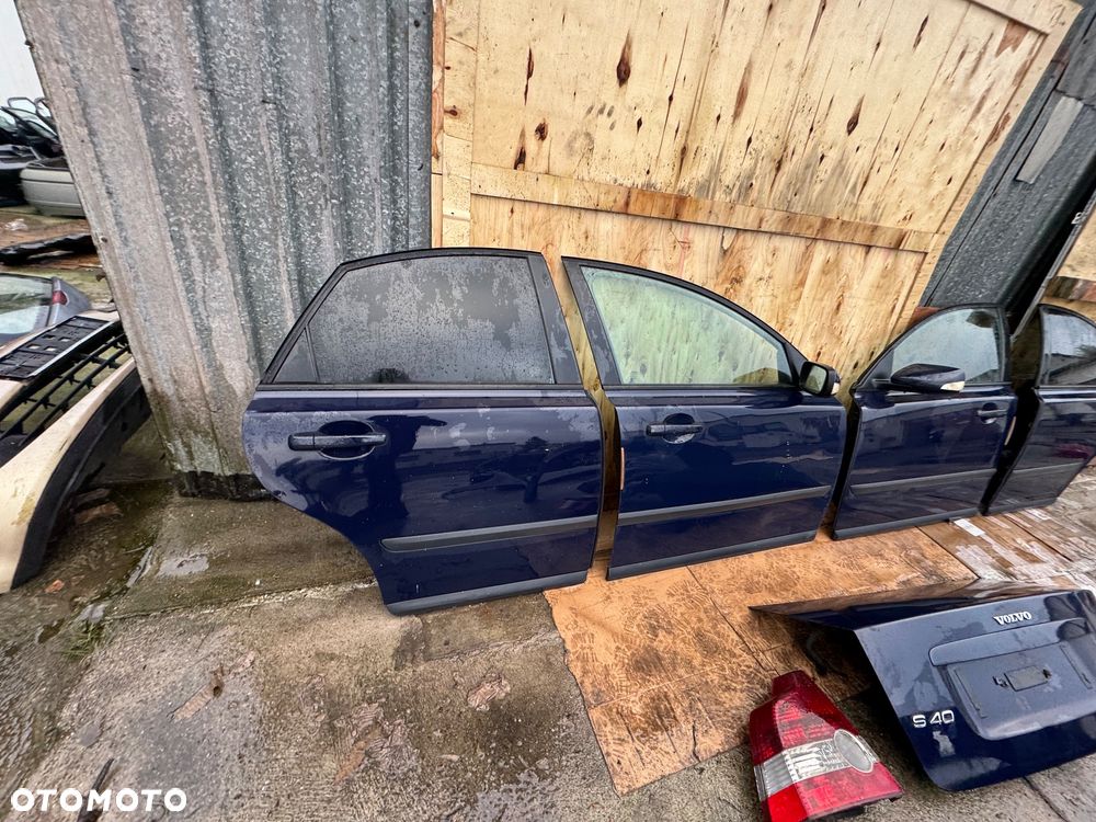 Volvo s40 v50 drzwi  v50 przednie tylne tył prawe lewe 613-46 niebieskie granatowe sedan klapa tył tylnia lampa tył prawą lewa belka tylnia zderzak tył tylni błotnik prawy lewy lampy przednie prawa lewa przód tył belka wzmocnienie czołowe pas przedni chłodnice maska zderzak przód przedni niebieski - 17