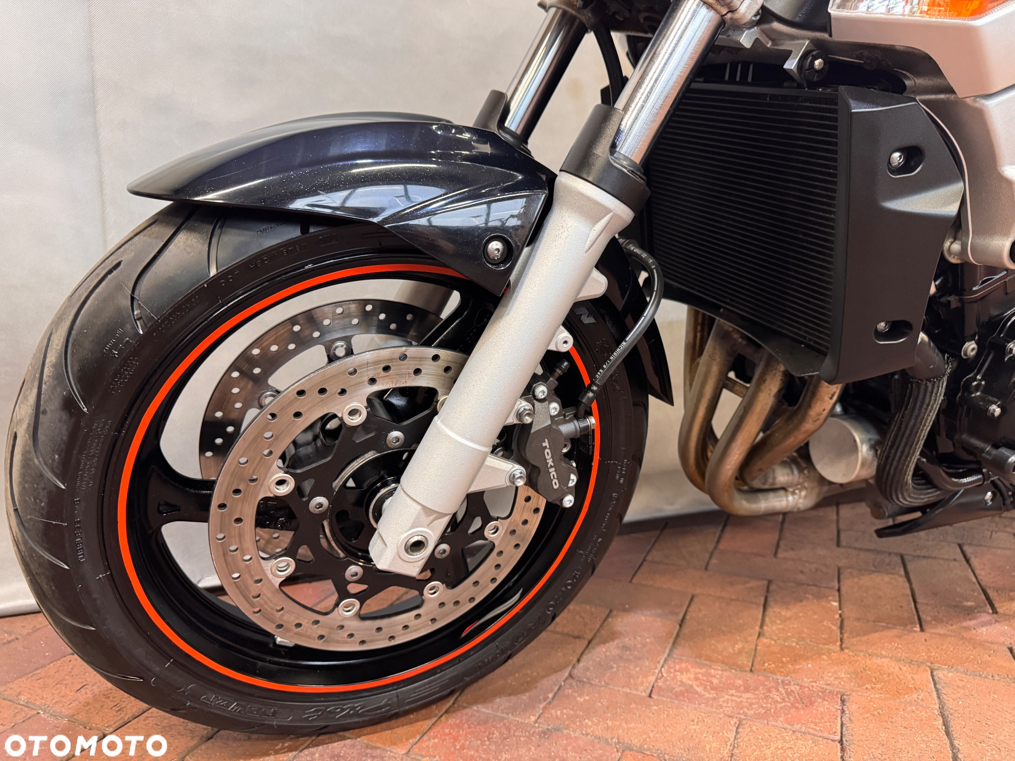 Suzuki GSR - 24