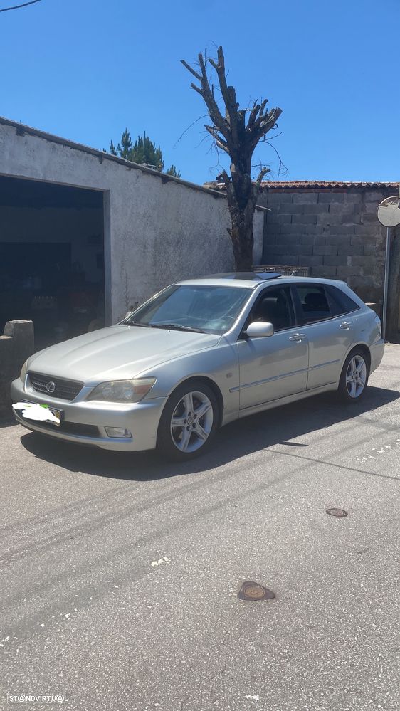 Lexus IS 200 SportCross - 1