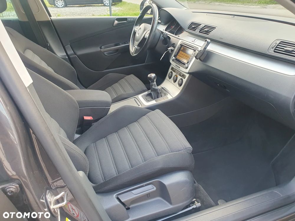 Volkswagen Passat 2.0 TDI DPF Sportline - 9