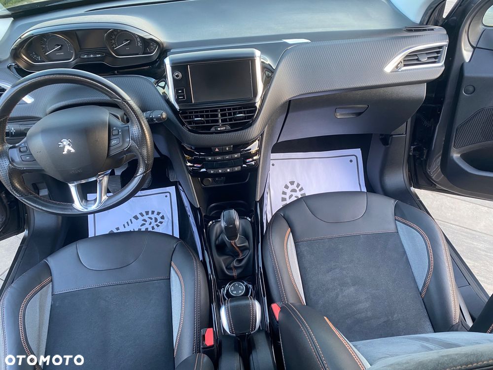 Peugeot 2008 1.2 Pure Tech Allure S&S - 11