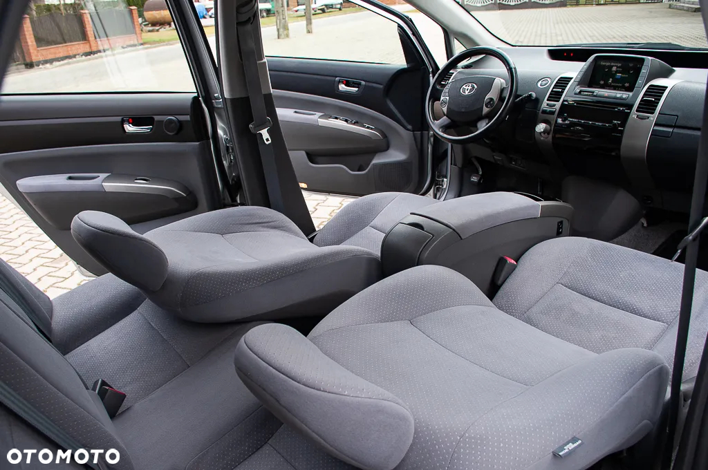 Toyota Prius (Hybrid) Executive - 25