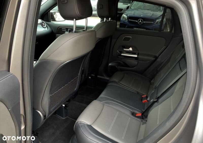 Mercedes-Benz GLA - 32
