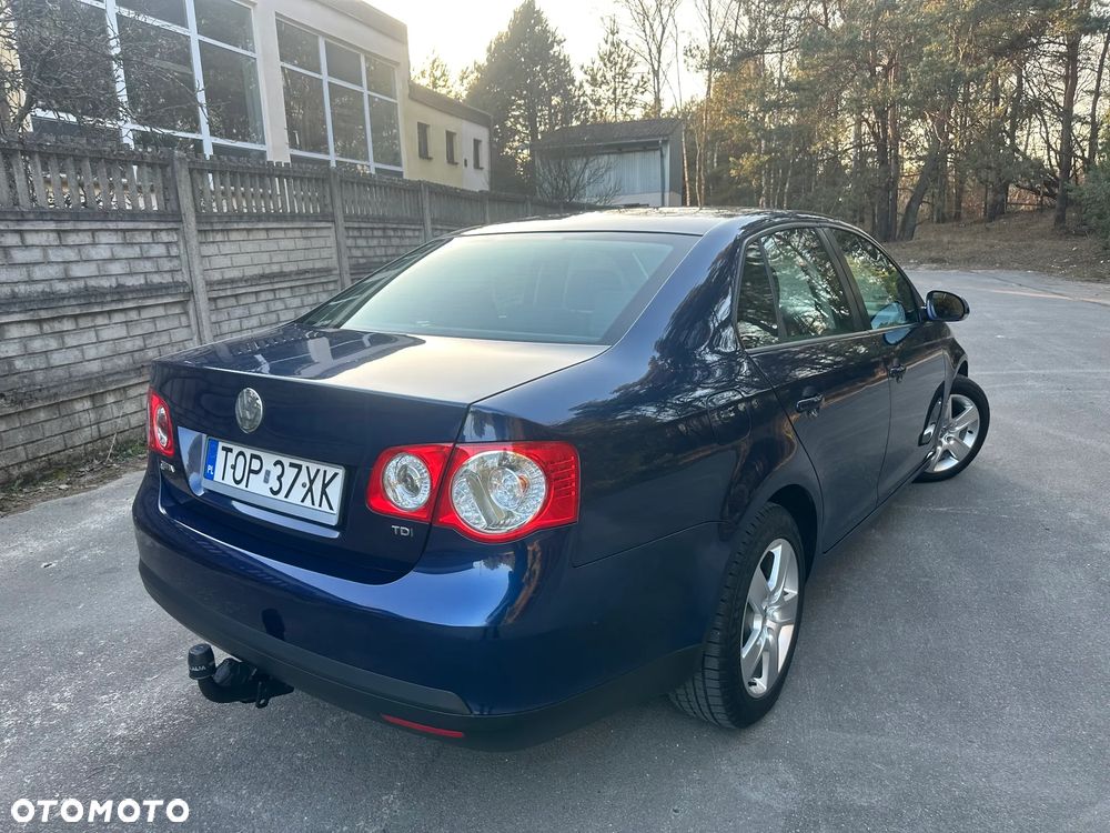 Volkswagen Jetta - 2