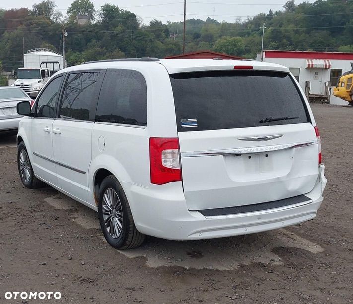 Chrysler Town & Country - 3