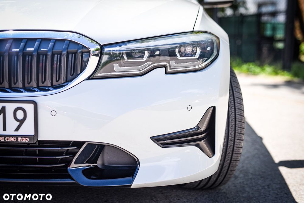 BMW Seria 3 330i Sport Line sport - 13