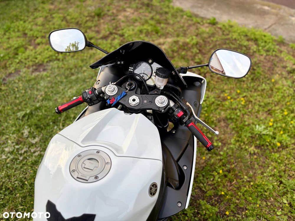 Yamaha R1 - 11