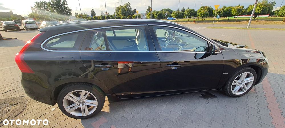 Volvo V60 D6 AWD Plug-in Hybrid R-Design Summum - 6
