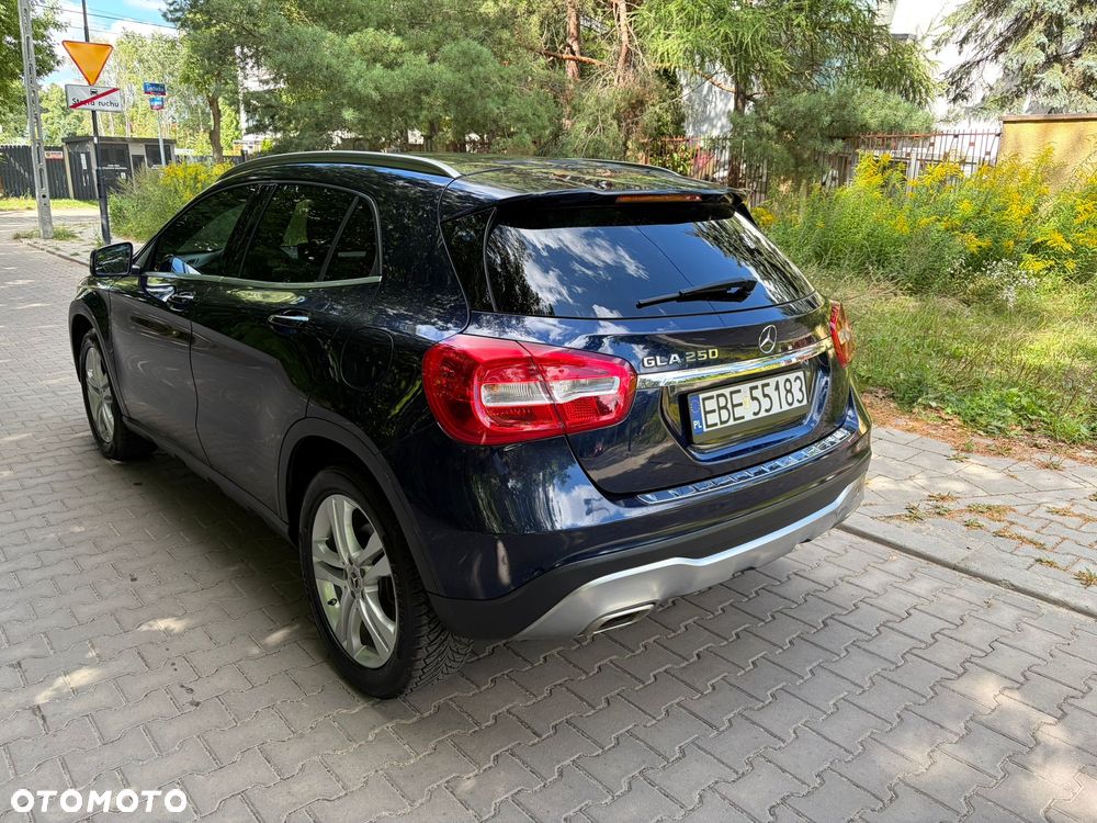 Mercedes-Benz GLA 250 7G-DCT Urban - 16