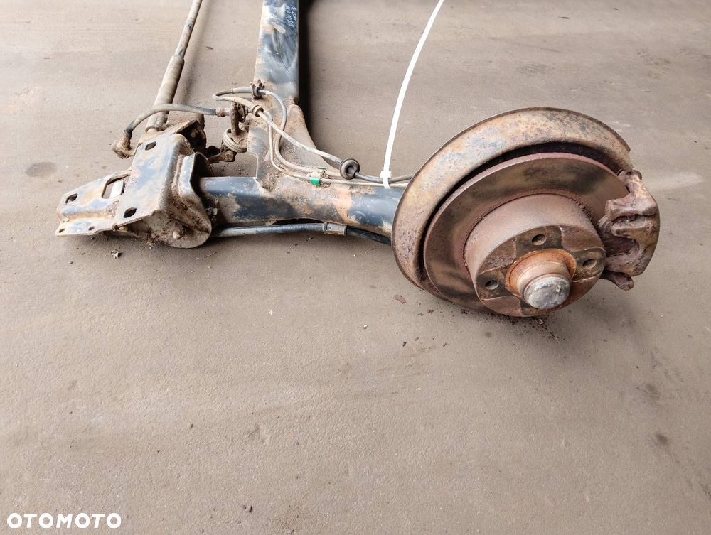 BELKA OŚ ZAWIESZENIA TYŁ TARCZE Z ABS AUDI 80 B4 SEDAN - 4