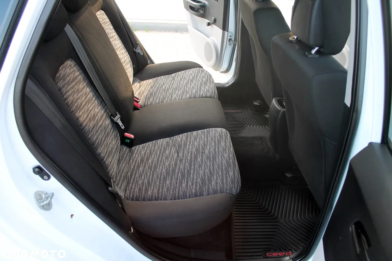 Kia Ceed - 11