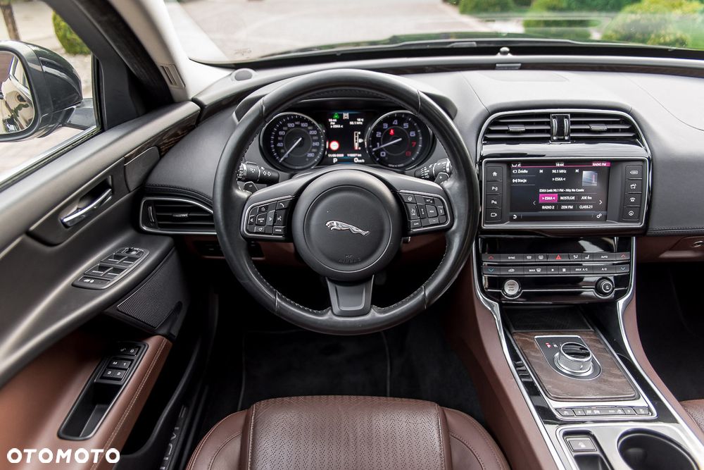 Jaguar XE 2.0 T Prestige - 31