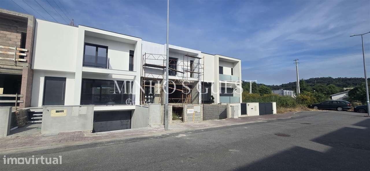 Exclusiva Moradia V3 c/ Suite, Closet e Jardim em Palmeira, Braga - Grande imagem: 3/32