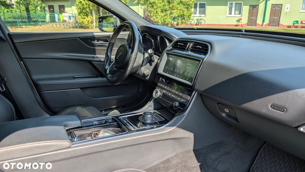 Jaguar XE 2.0 T R-Sport - 12