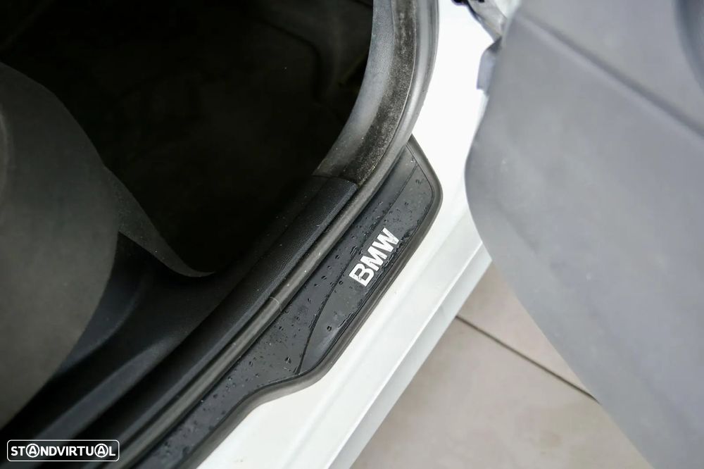 BMW 320 d Touring Dynamic - 11