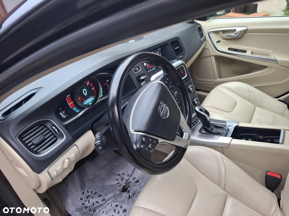 Volvo V60 D6 AWD Plug-in Hybrid R-Design Summum - 19