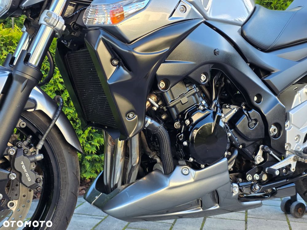 Suzuki GSR - 25