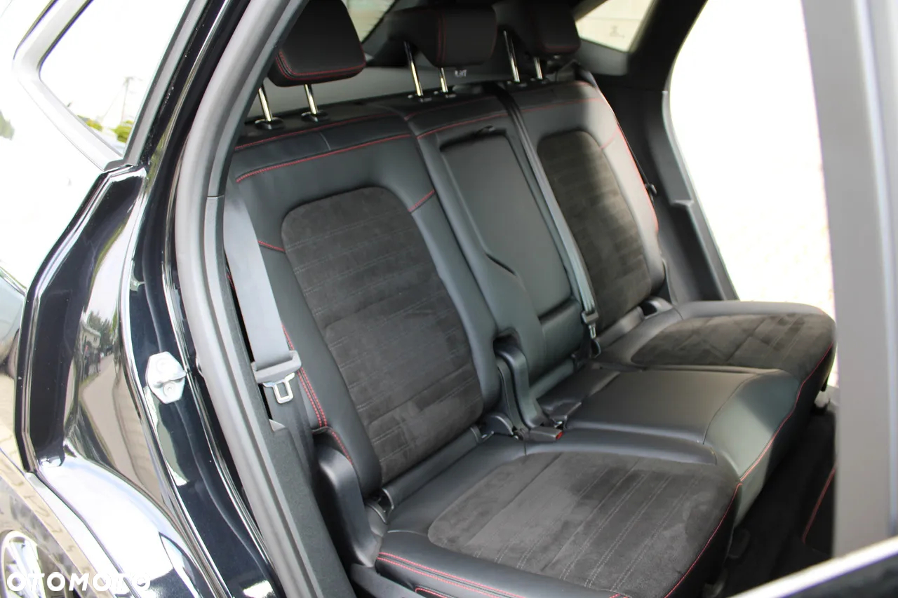 Ford Kuga 2.5 Duratec FHEV 4x4 ST-LINE - 37