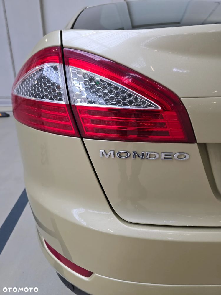 Ford Mondeo 2.0 Ghia - 14