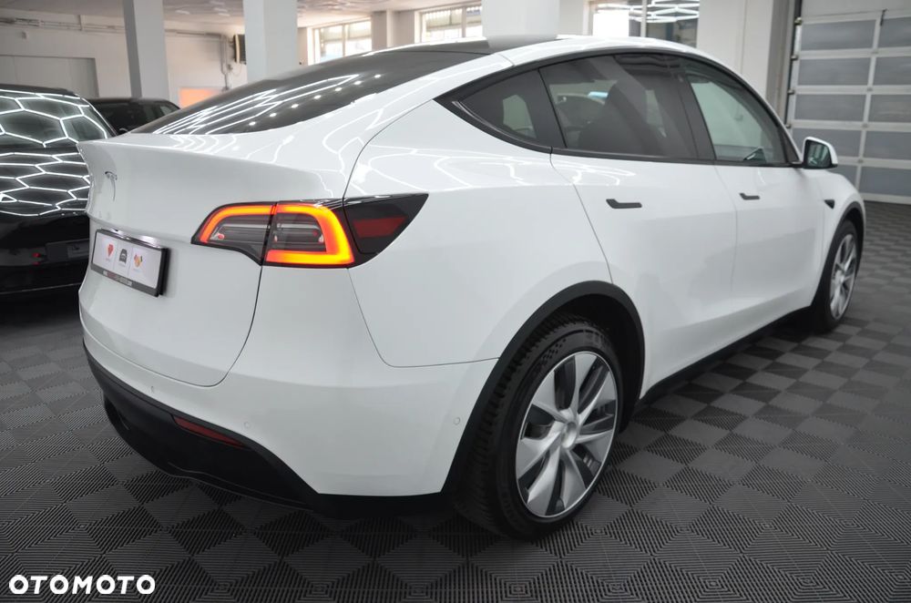 Tesla Model Y Long Range AWD - 8