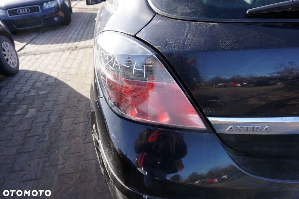 LAMPA TYLNA LEWA ASTRA III H 3D HB  OPEL 2004-2006 - 3