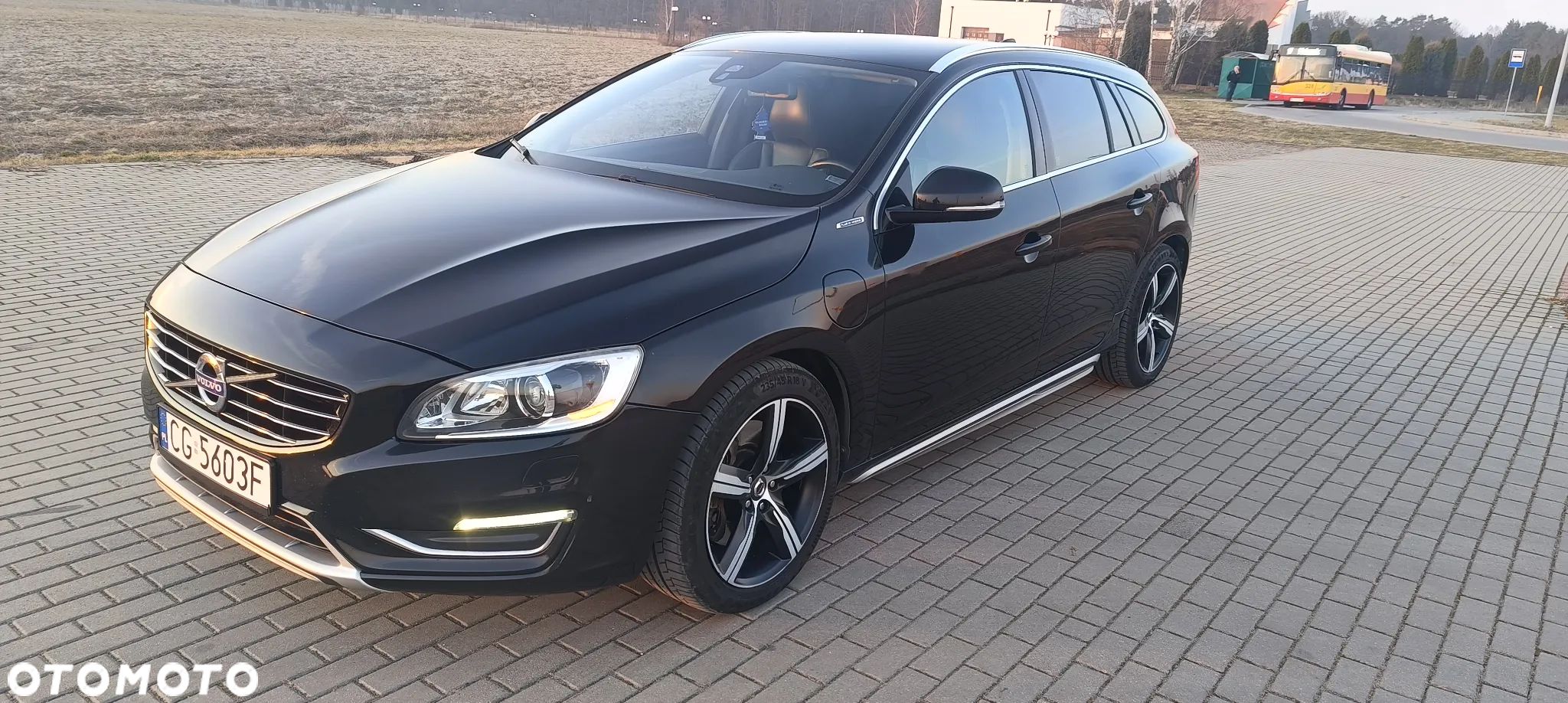 Volvo V60 D6 AWD Plug-in Hybrid Summum - 1