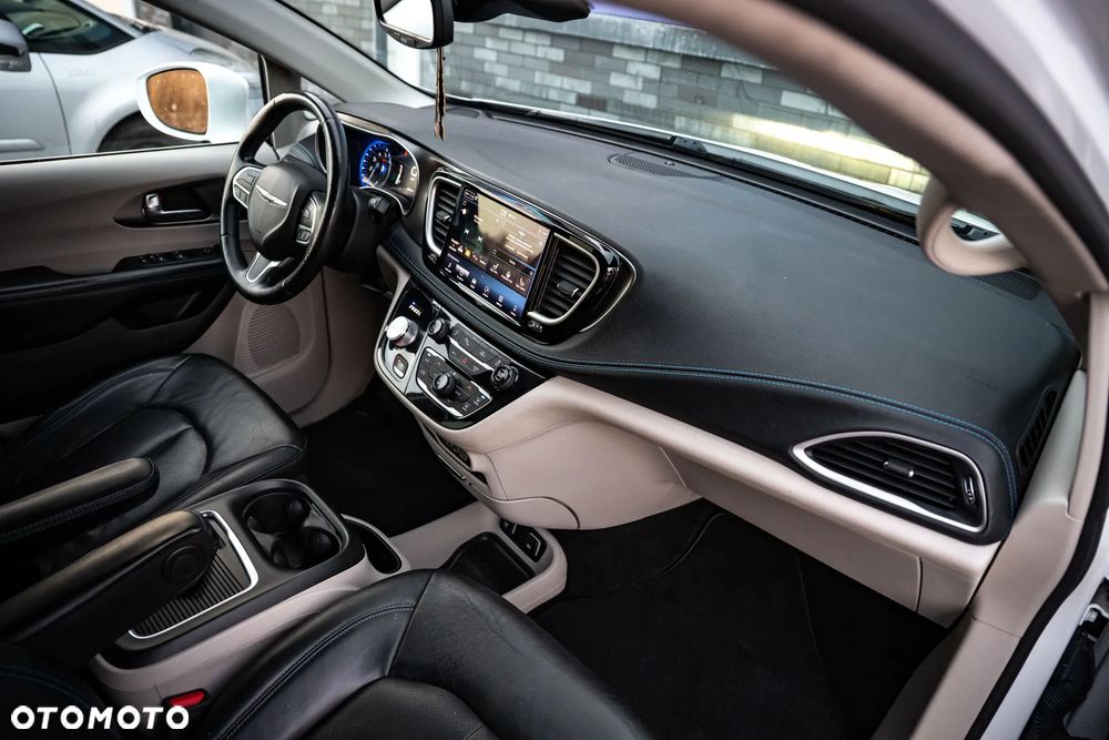 Chrysler Pacifica - 12