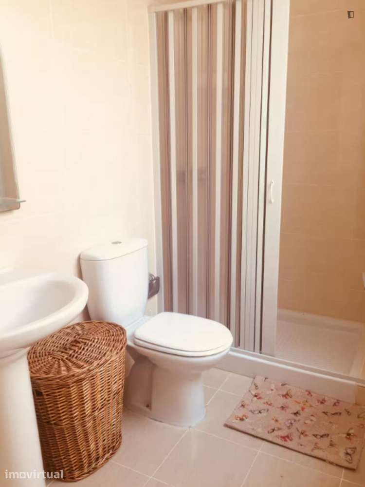 Quarto - localizado em Baixa Coimbra - Grande imagem: 2/8