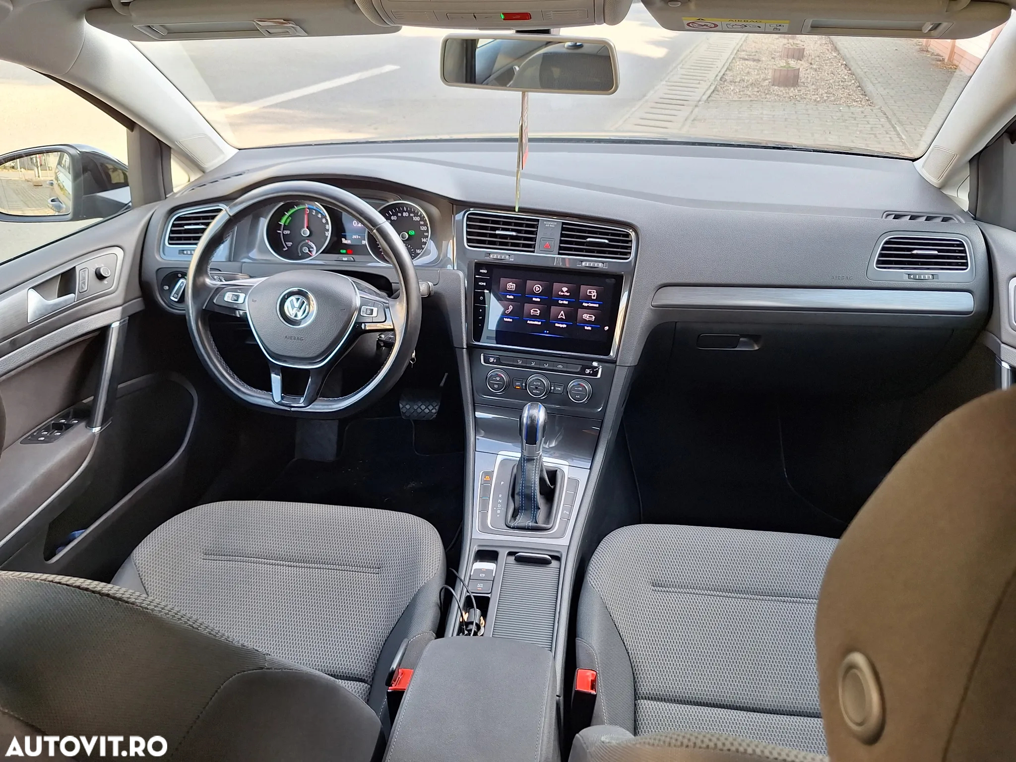 Volkswagen e-Golf - 9