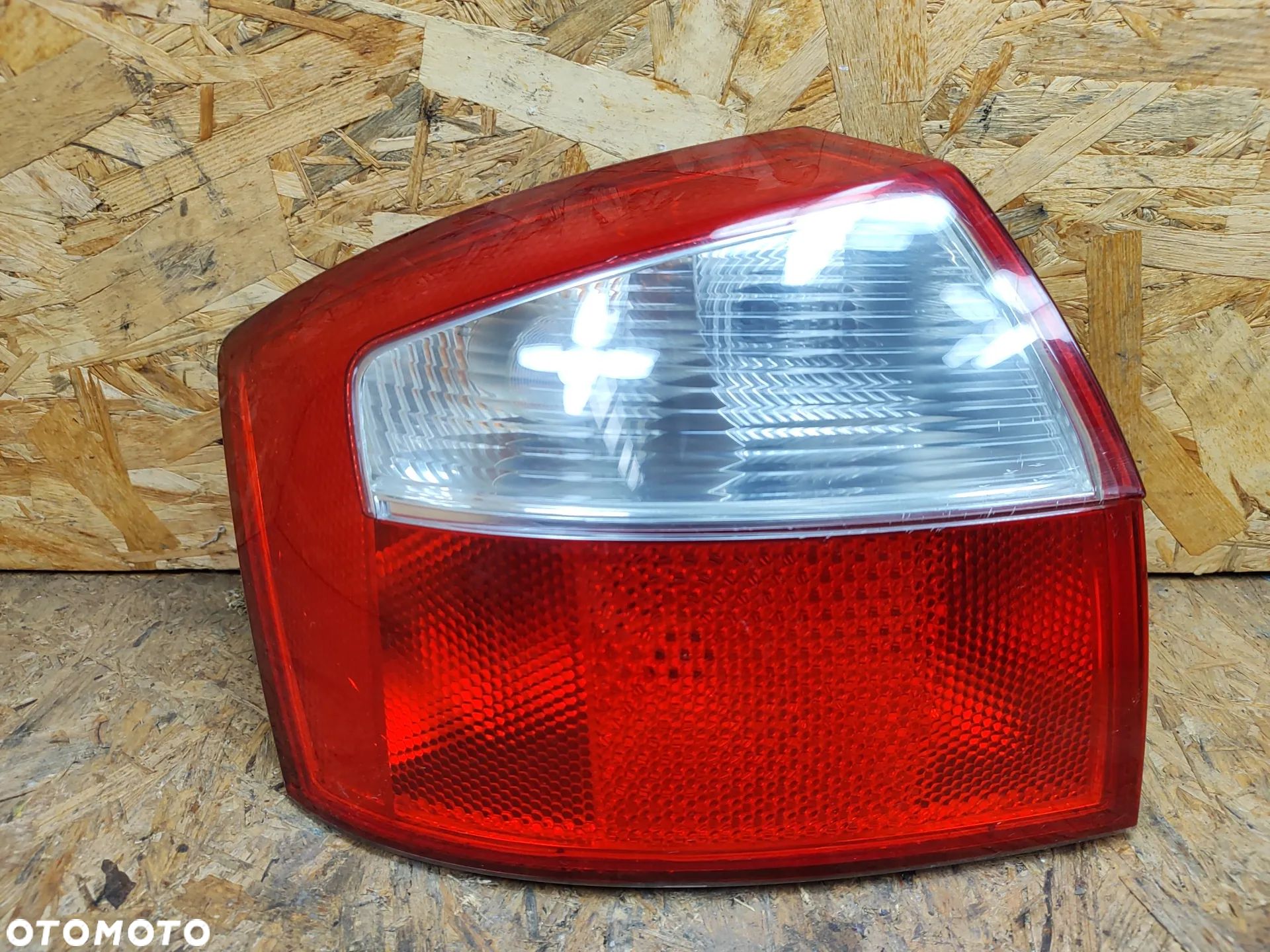 lampa tył lewa HELLA kompletna do Audi A4 B6 SEDAN - 1