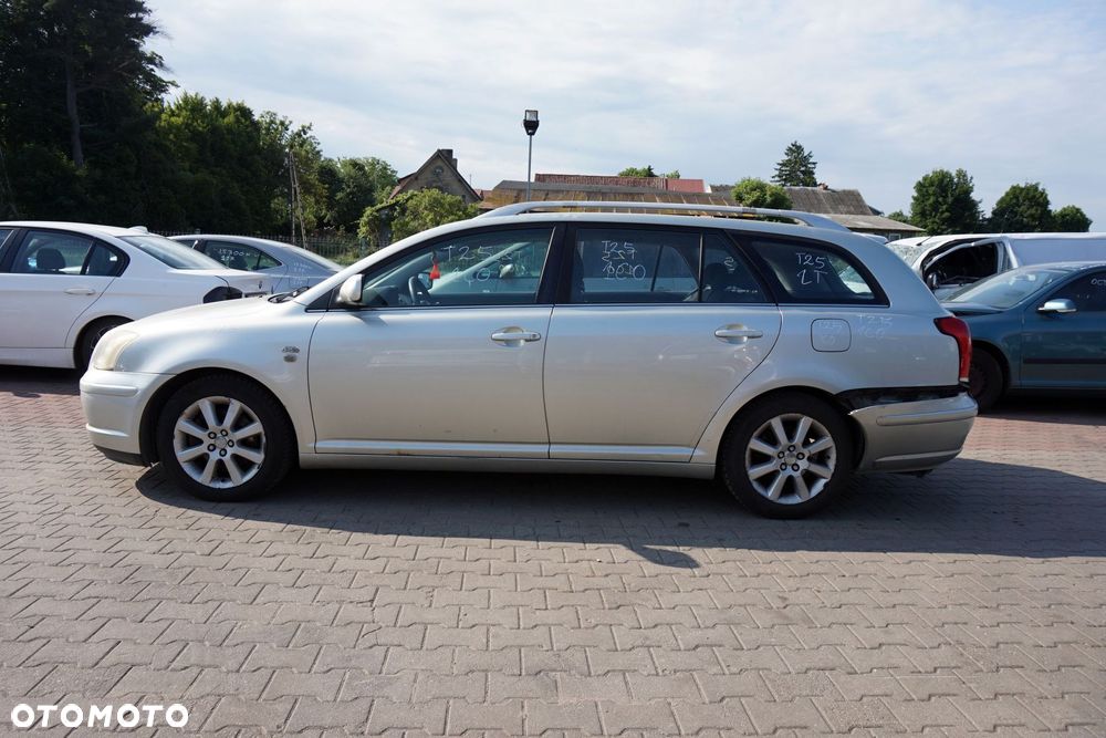 TOYOTA AVENSIS II T25 KOMBI 2003 1C0 2.0 D4D 1CD-FTV 115KM E357 SREBRNY na części - 2