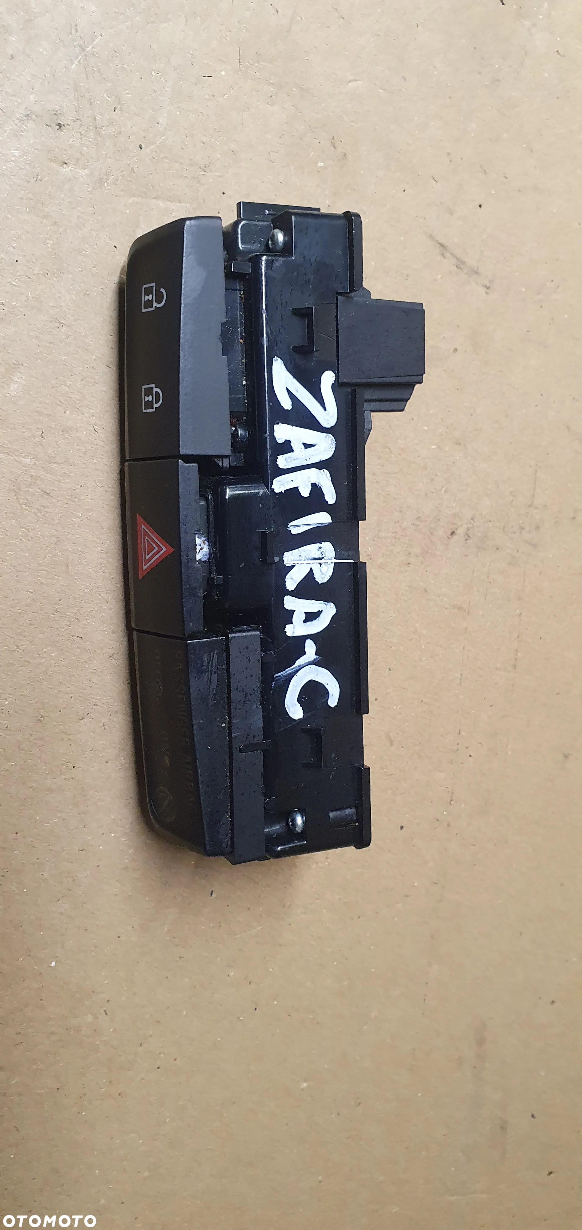 Włącznik awaryjnych centralnego zamka Opel Zafira C 20934759 - 6