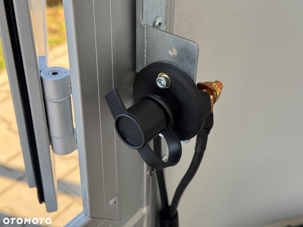 Debon C2000 - zamknięta przyczepa do przewozu aut, 550 x 215 cm, 3500kg, felgi ALU, wciągarka elektryczna - 15