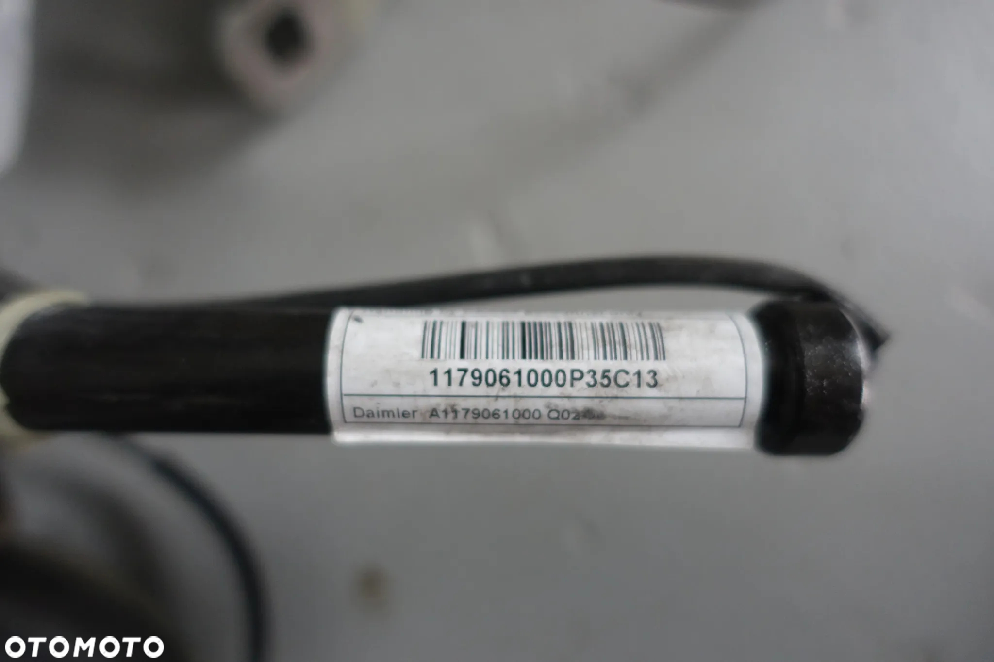 ZAWIASY MASKI LEWY PRAWY NABÓJ MERCEDES W176 kod lak. 761 787 - 3