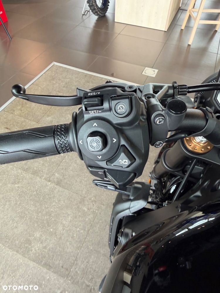 Yamaha XSR - 9