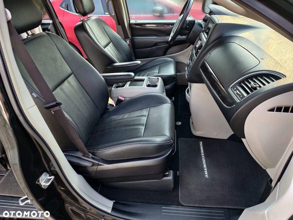 Chrysler Town & Country ver-3-6-touring - 17