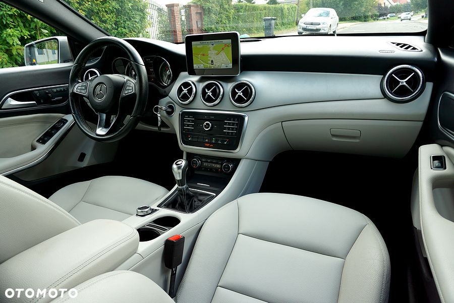 Mercedes-Benz CLA 180 Peak Edition - 29