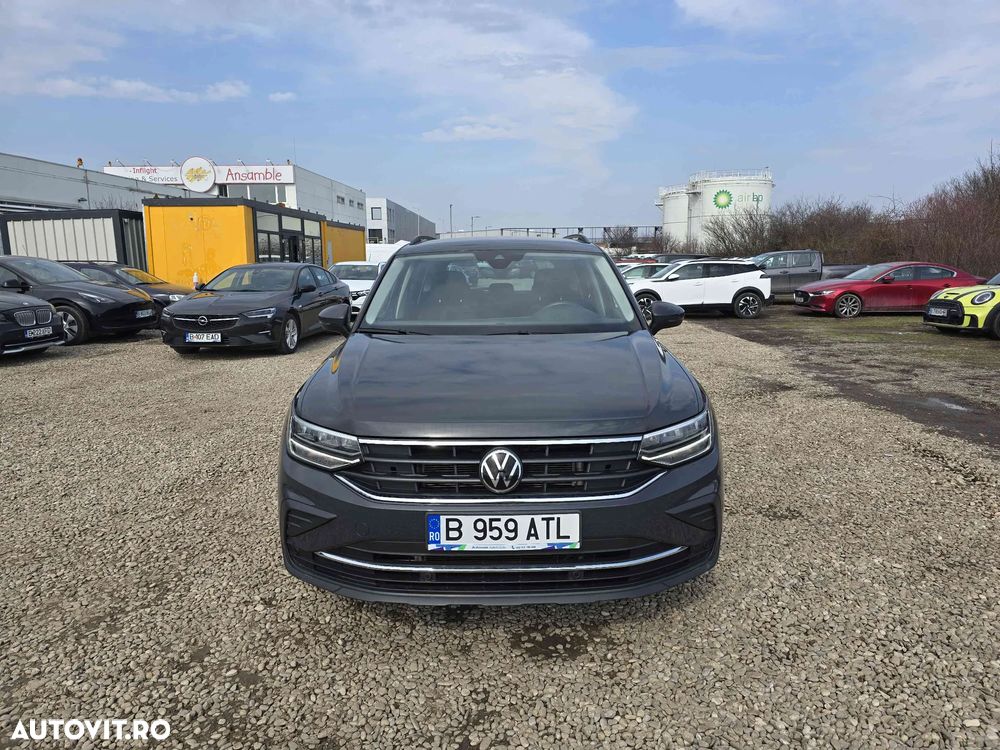 Volkswagen Tiguan - 1