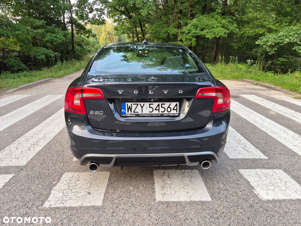 Volvo S60 D2 R-Design - 3