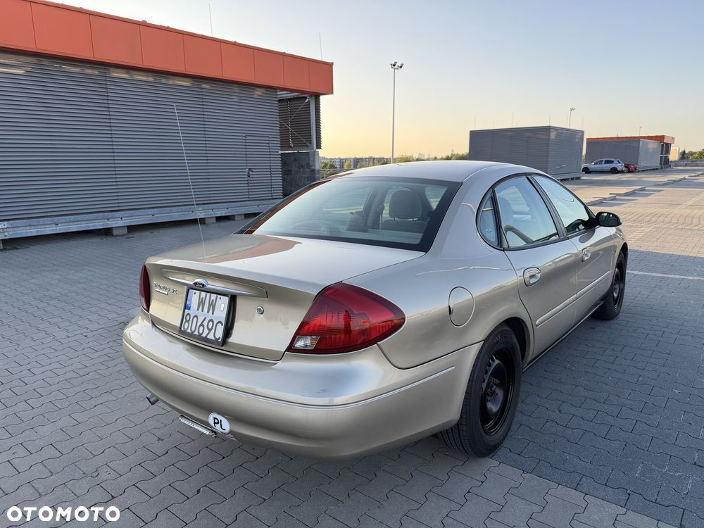 Ford Taurus - 4