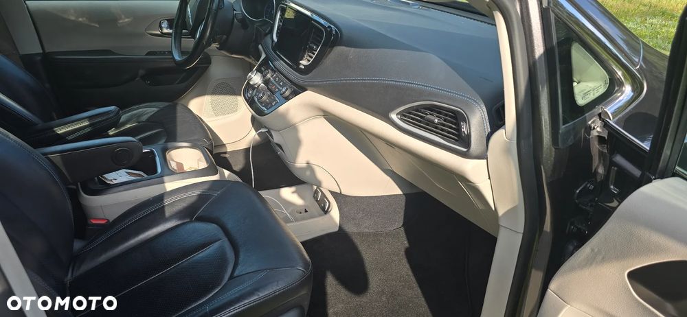 Chrysler Pacifica - 4